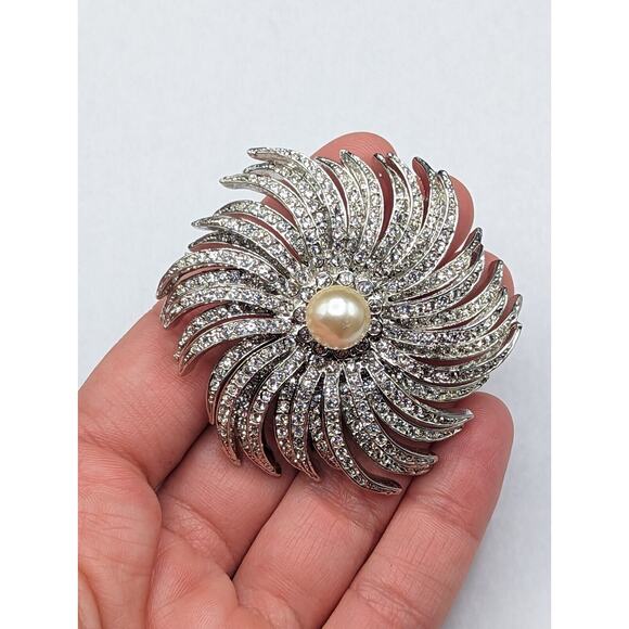 Vtg KJL Kenneth J Lane Crystal Rhinestone Faux Pearl Sunburst Silver Pin Brooch - Picture 4 of 9